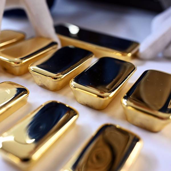 Bei der Agosi AG in Pforzheim werden frisch gegossene Goldbarren gezeigt