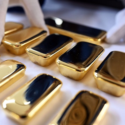 Bei der Agosi AG in Pforzheim werden frisch gegossene Goldbarren gezeigt