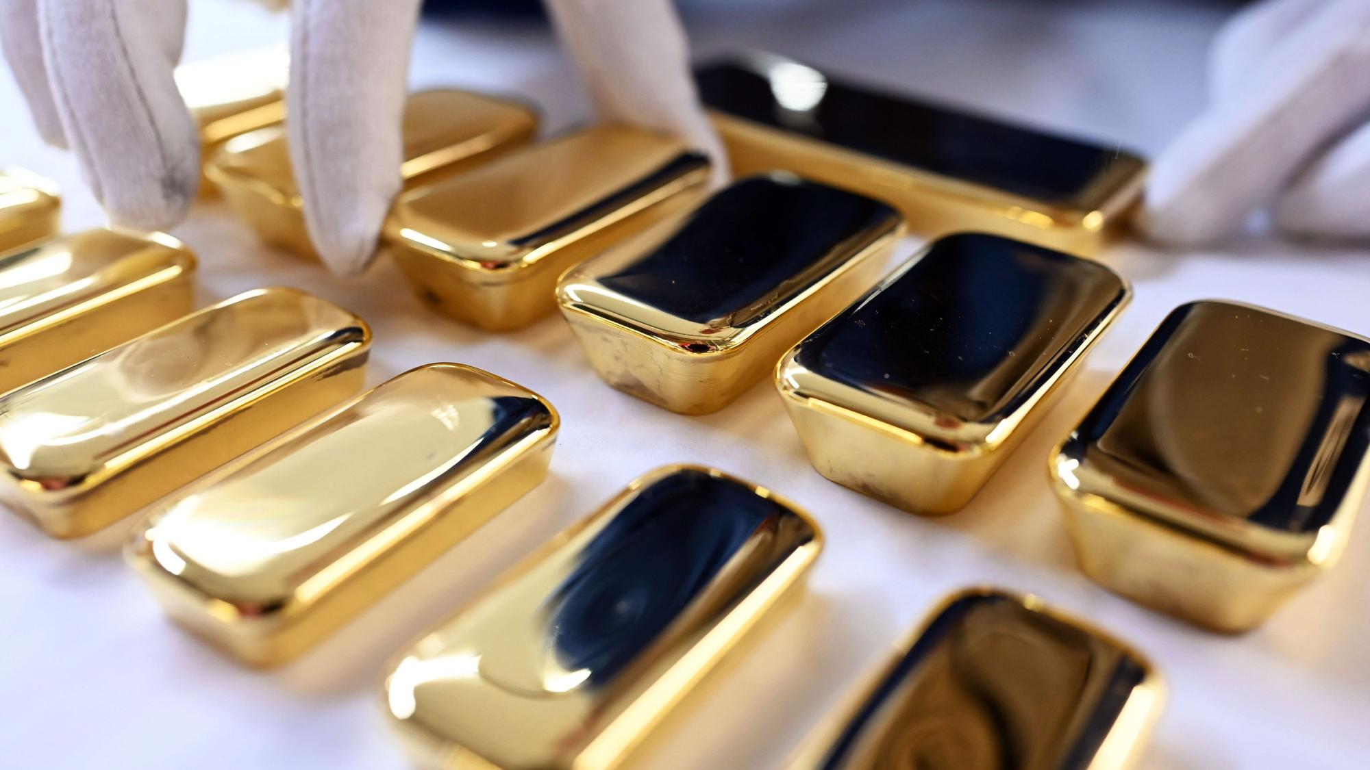 Bei der Agosi AG in Pforzheim werden frisch gegossene Goldbarren gezeigt