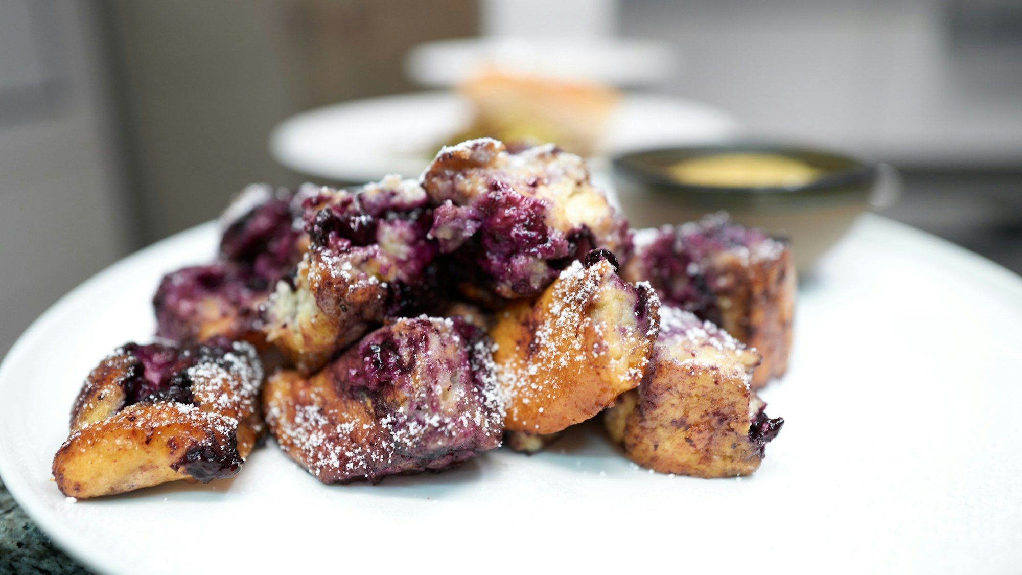 Das fertige Dessert Sauerrahm Schmarrn mit Heidelbeeren und Apfelmus.