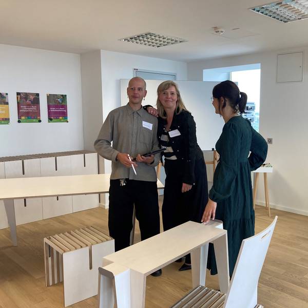 Bastian Selbeck (Schüler), Indra Hofmeier-Pollak (Schulleiterin) und Anja Mauß (Schülerin) bei der Eröffnung der Fröbel-Fachschule in Köln.