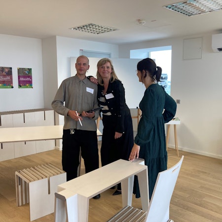 Bastian Selbeck (Schüler), Indra Hofmeier-Pollak (Schulleiterin) und Anja Mauß (Schülerin) bei der Eröffnung der Fröbel-Fachschule in Köln.