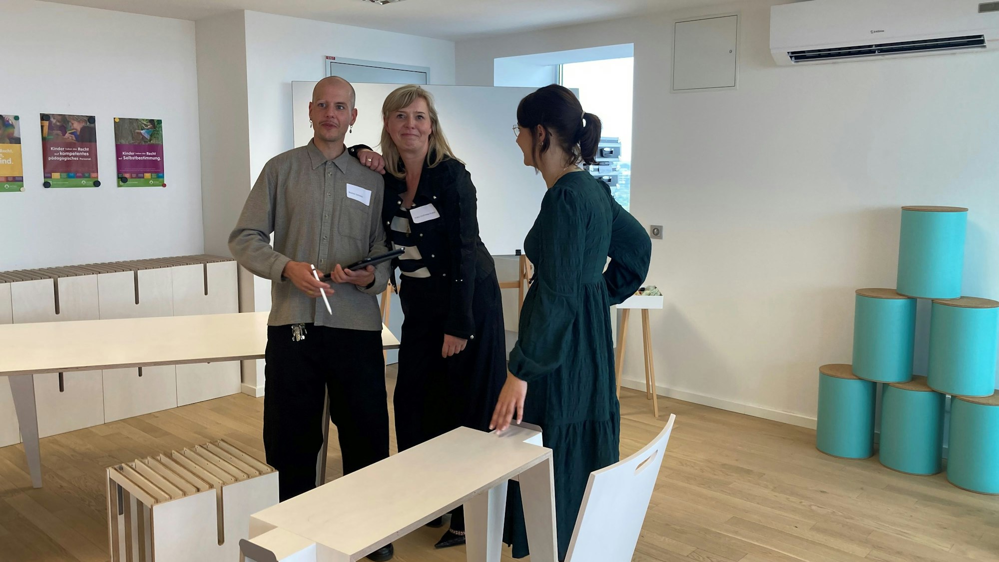 Bastian Selbeck (Schüler), Indra Hofmeier-Pollak (Schulleiterin) und Anja Mauß (Schülerin) bei der Eröffnung der Fröbel-Fachschule in Köln.