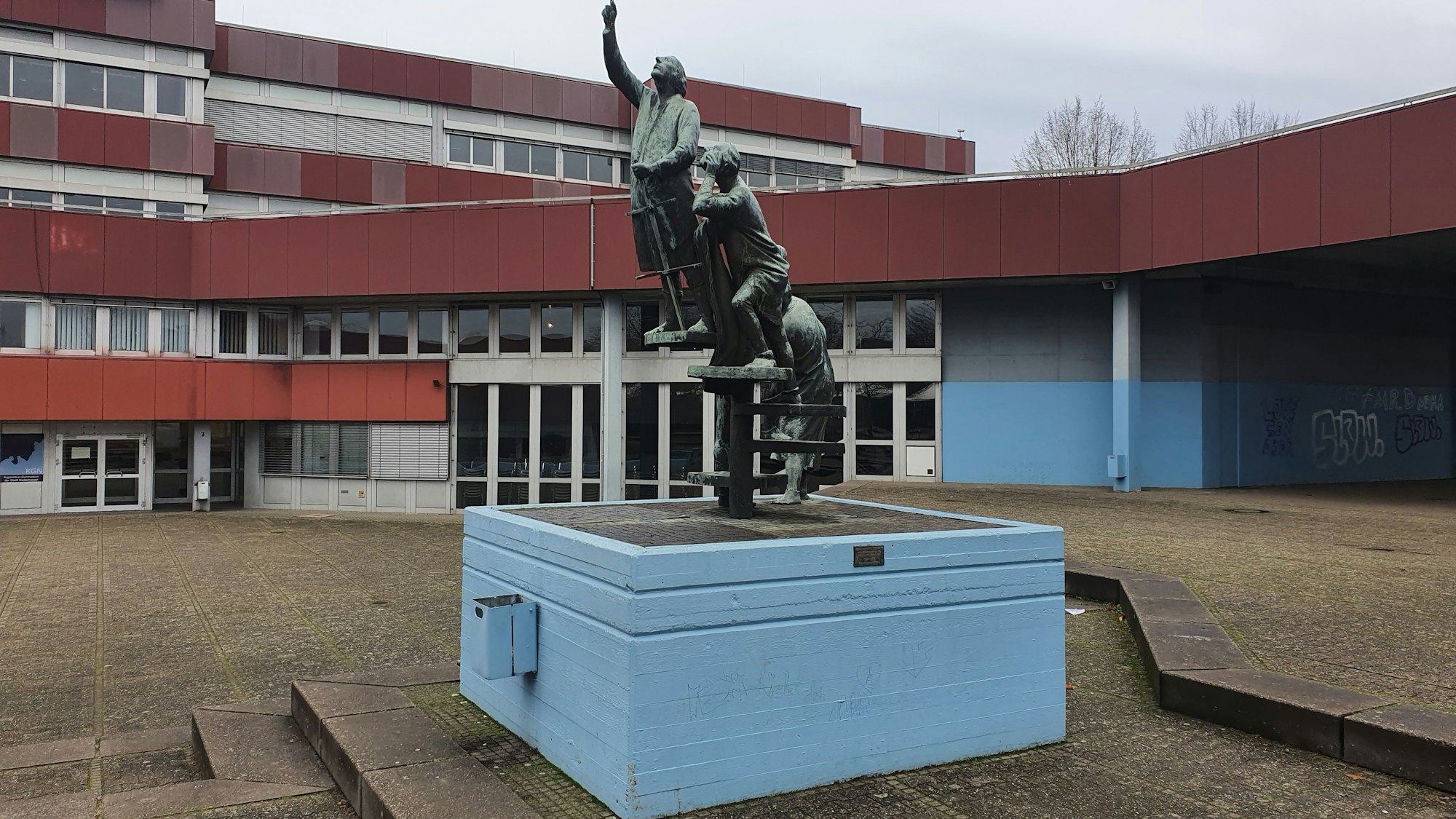Ein Denkmal auf dem Schulhof des Kopernikusgymnasiums im Schulzentrum Nord.