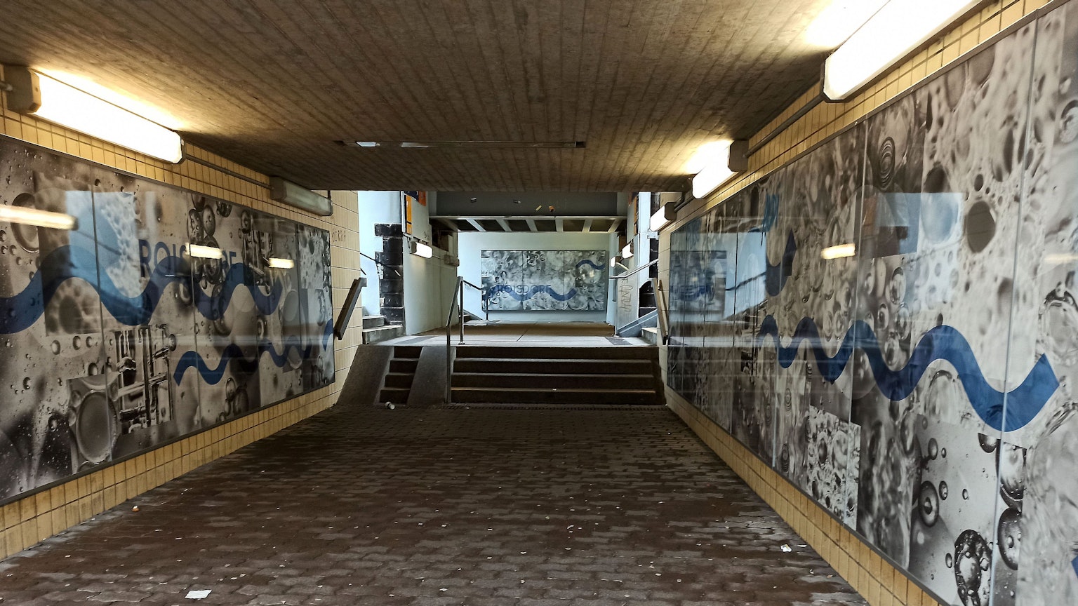 Die Bahnhofsunterführung in Roisdorf verkommt zusehends, gilt als Angstraum und es fehlen barrierefreie Zugänge.