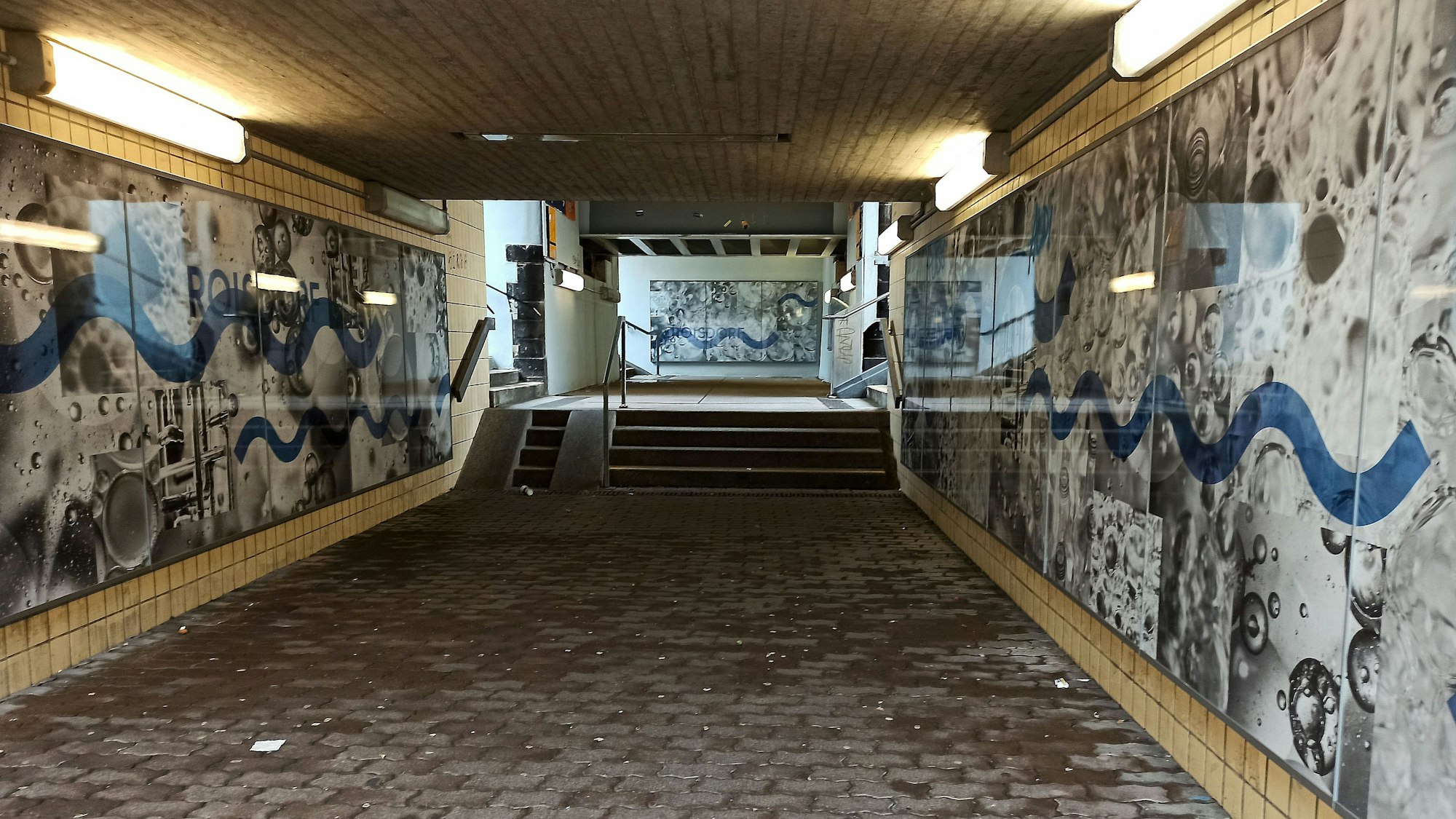 Die Bahnhofsunterführung in Roisdorf verkommt zusehends, gilt als Angstraum und es fehlen barrierefreie Zugänge.