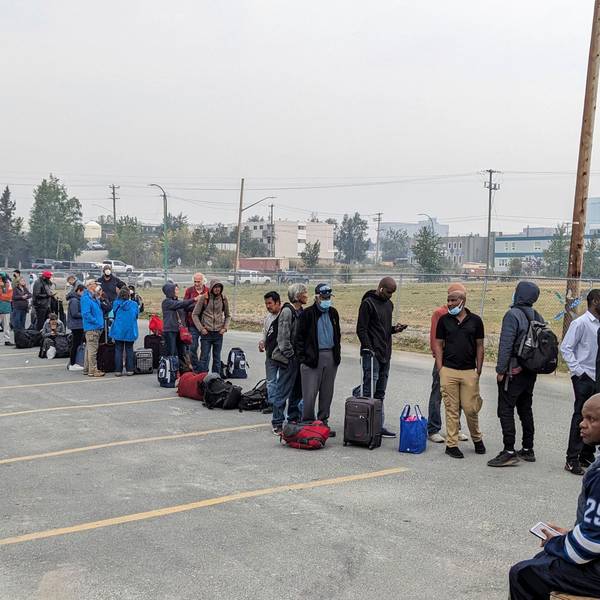 Menschen ohne Fahrzeug stellen sich am Donnerstag in Yellowknife an, um sich für einen Flug nach Calgary, Alberta, anzumelden.