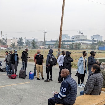 Menschen ohne Fahrzeug stellen sich am Donnerstag in Yellowknife an, um sich für einen Flug nach Calgary, Alberta, anzumelden.