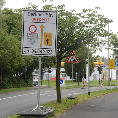 Hinweisschilder an einer Straße weisen auf die Bauarbeiten an der Berliner Straße hin.
