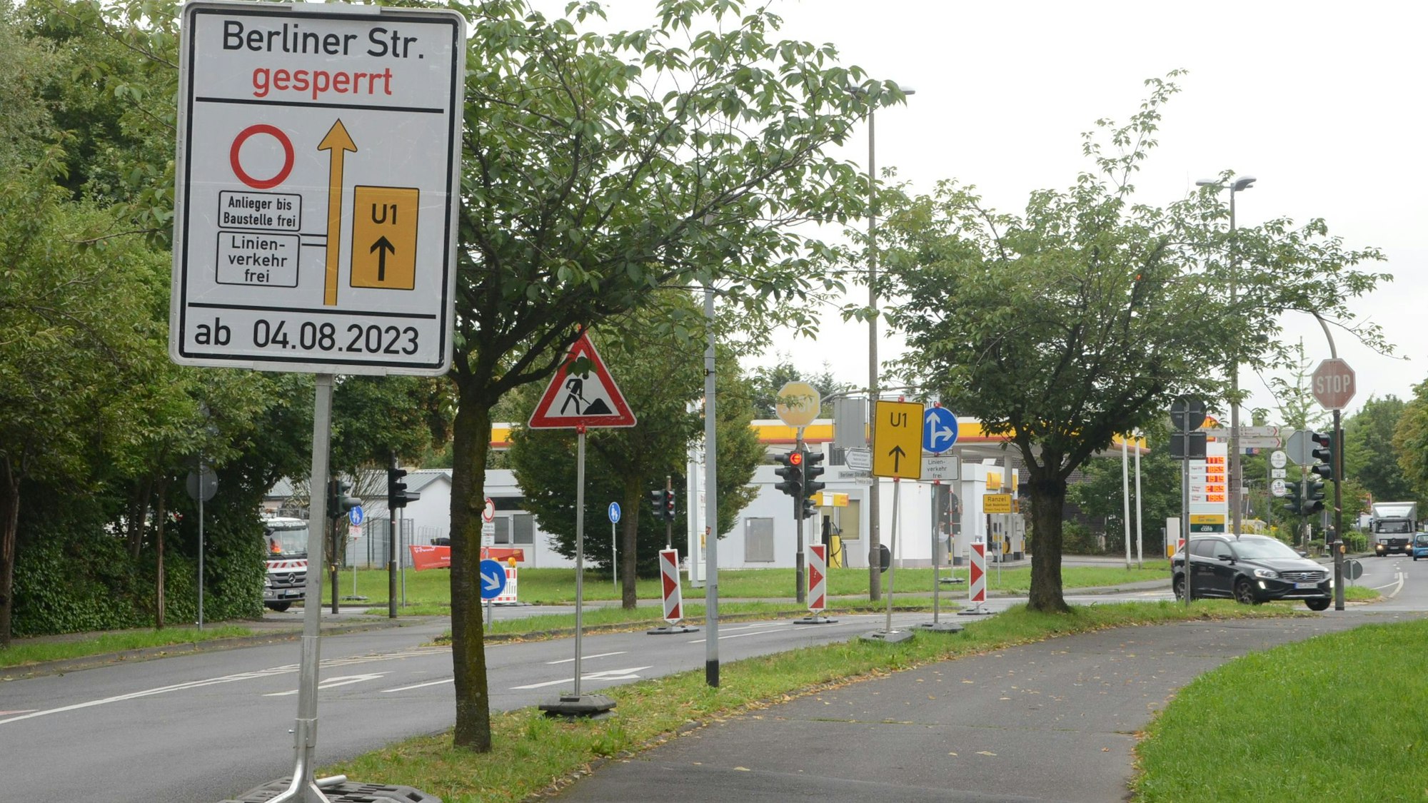 Hinweisschilder an einer Straße weisen auf die Bauarbeiten an der Berliner Straße hin.