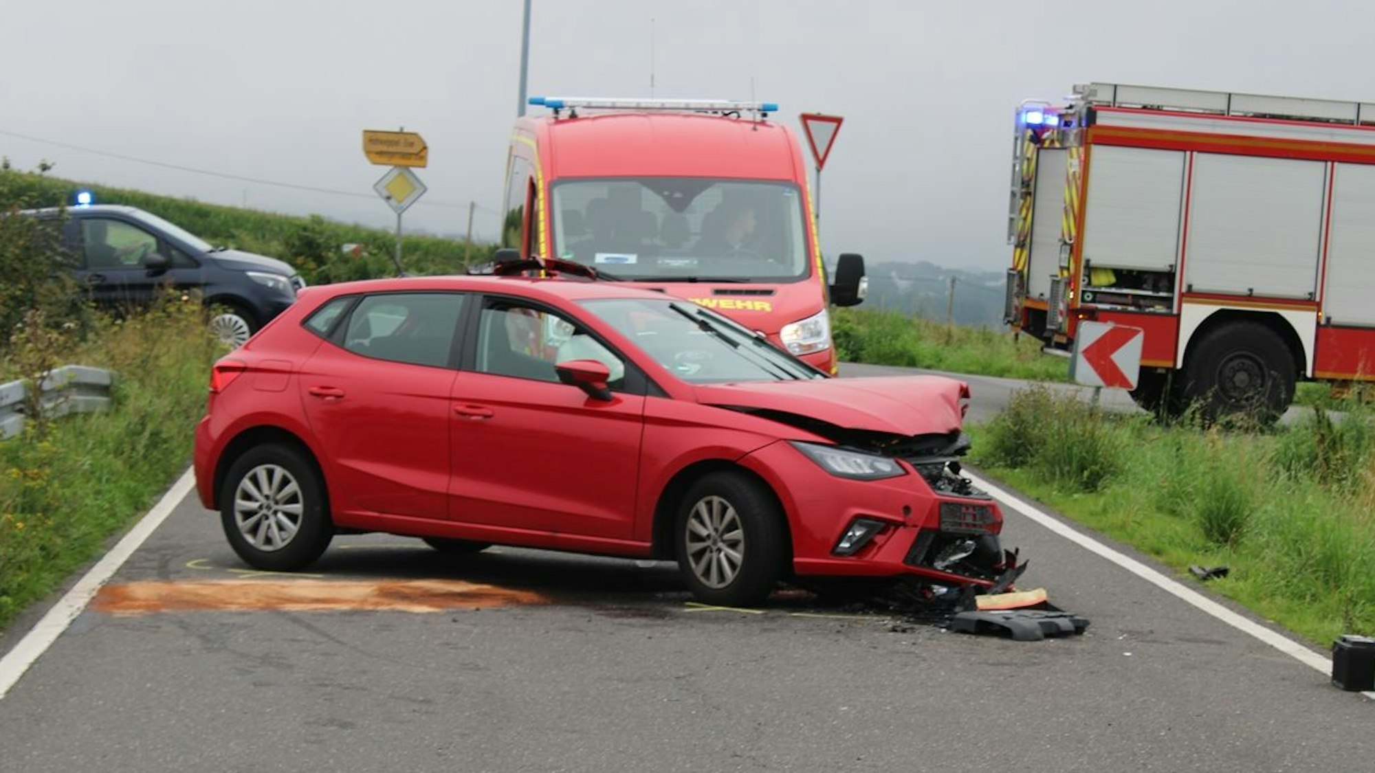 Ein Unfallauto steht quer auf der Straße.