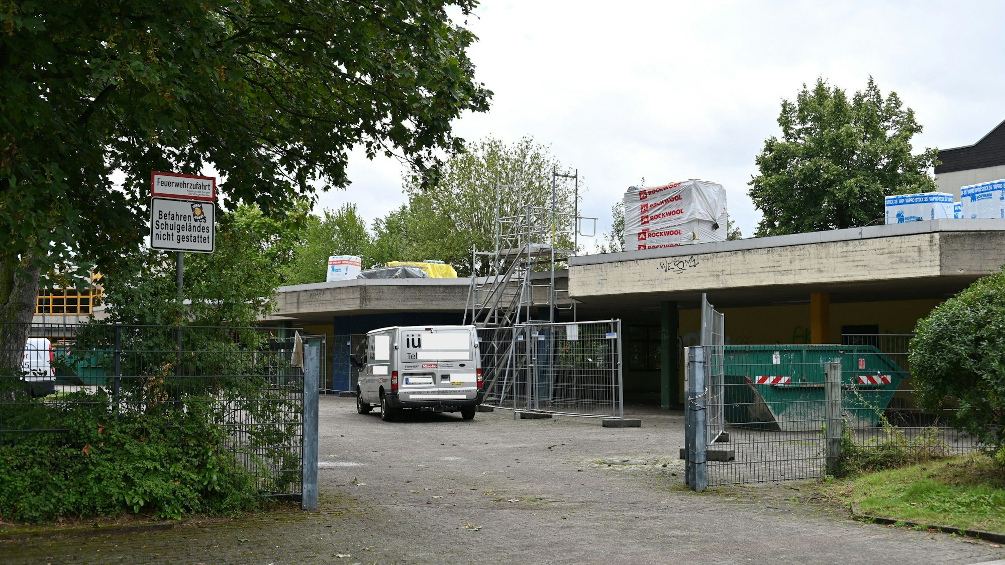 Handwerker am Schulzentrum Horrem-Sindorf.