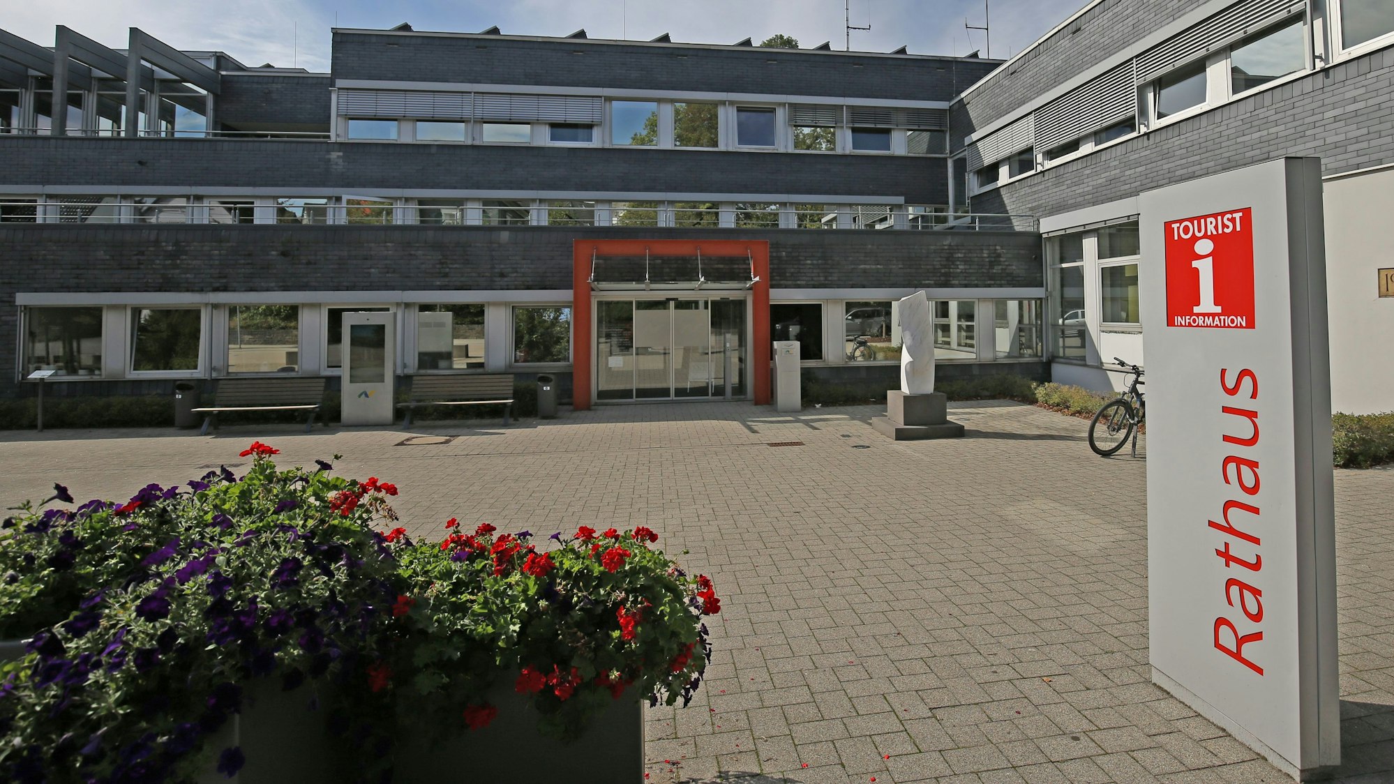 Blick auf den Platz vor dem Rathaus an der Hauptstraße in Nümbrecht.