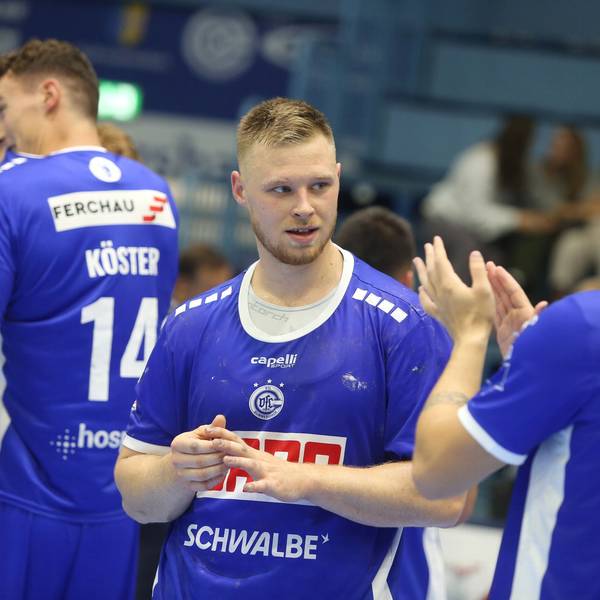 Zwei Spieler des VfL Gummersbach schauen sich an.