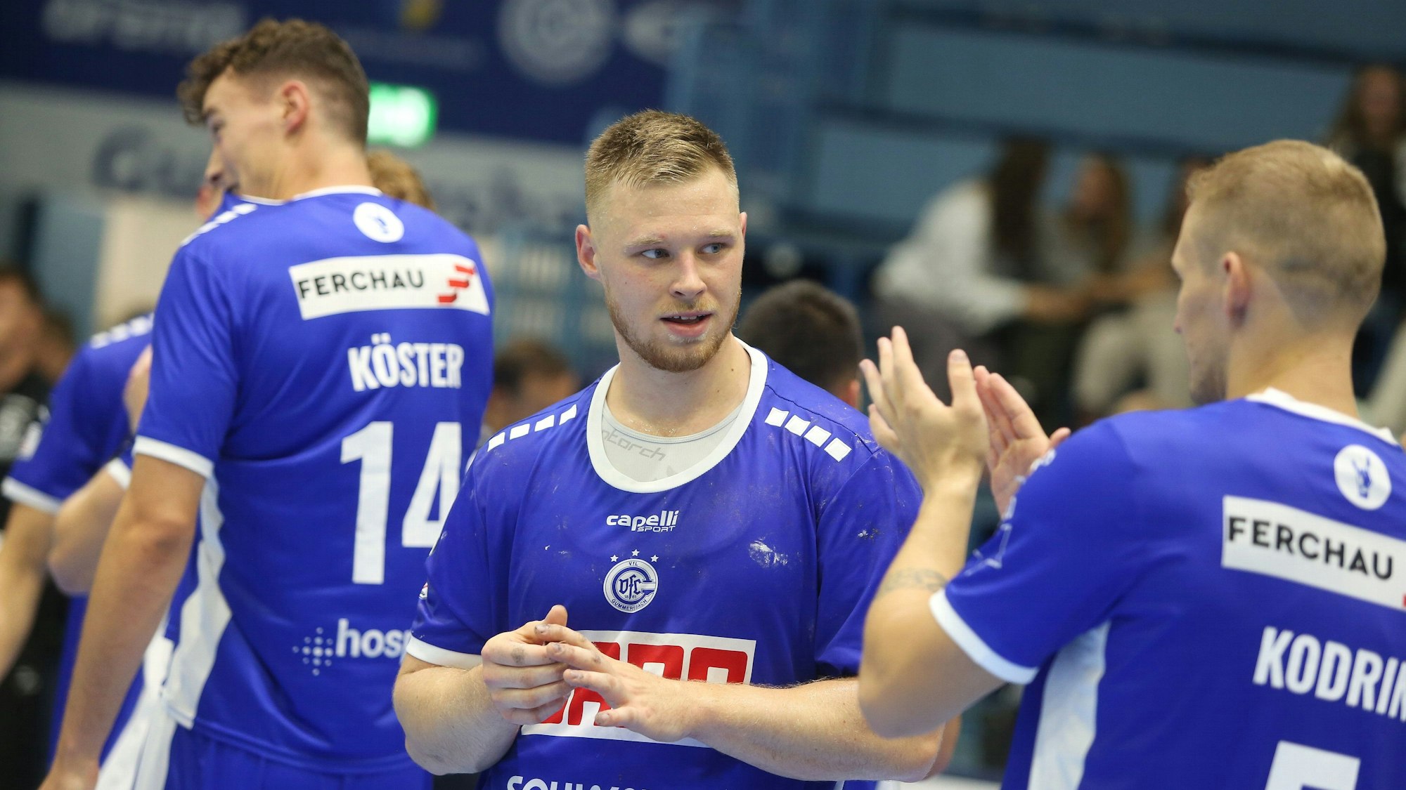 Zwei Spieler des VfL Gummersbach schauen sich an.