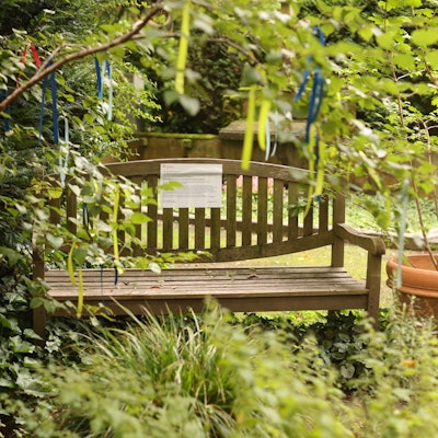 Eine Bank an einem Grab.