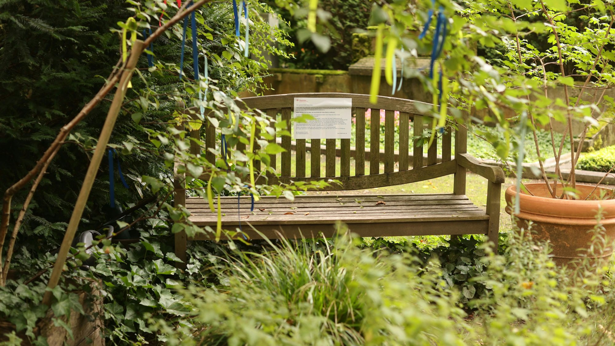 Eine Bank an einem Grab.