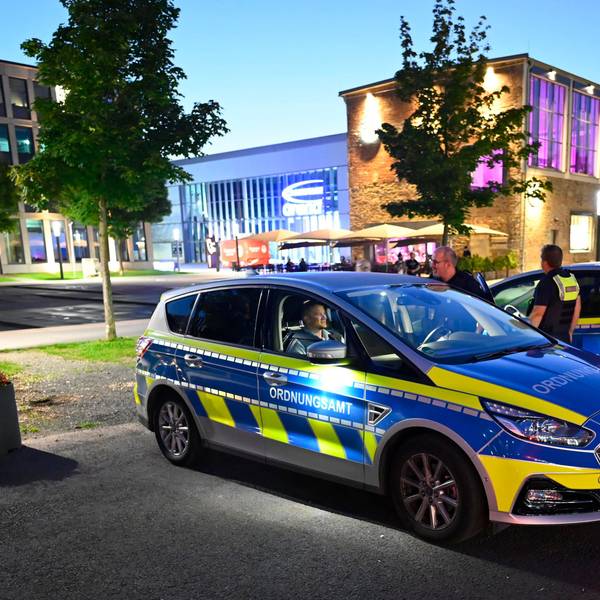 Mehrere Autos des Ordnungsamtes stehen abends auf dem Steinmüllergelände.