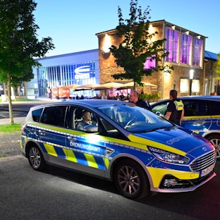 Mehrere Autos des Ordnungsamtes stehen abends auf dem Steinmüllergelände.