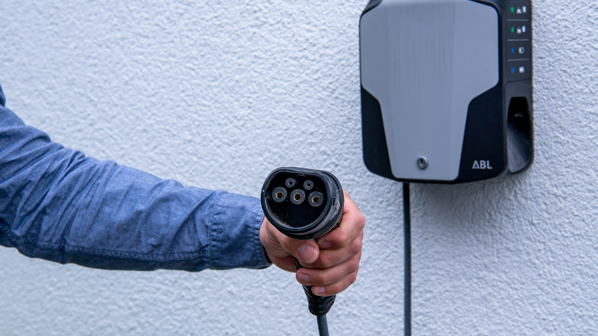 ILLUSTRATION - Dreiphasige Anschlüsse zur Wallbox sind für 11 oder bis zu 22 kW Ladeleistung gedacht.