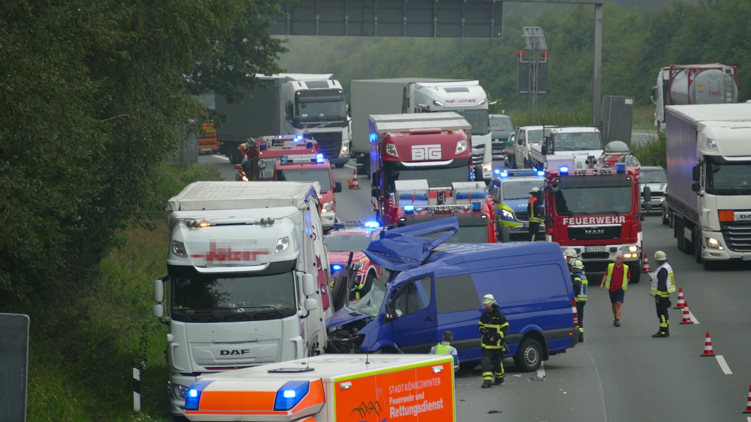 Einsatzkräfte stehen nach einem Unfall auf der Autobahn.