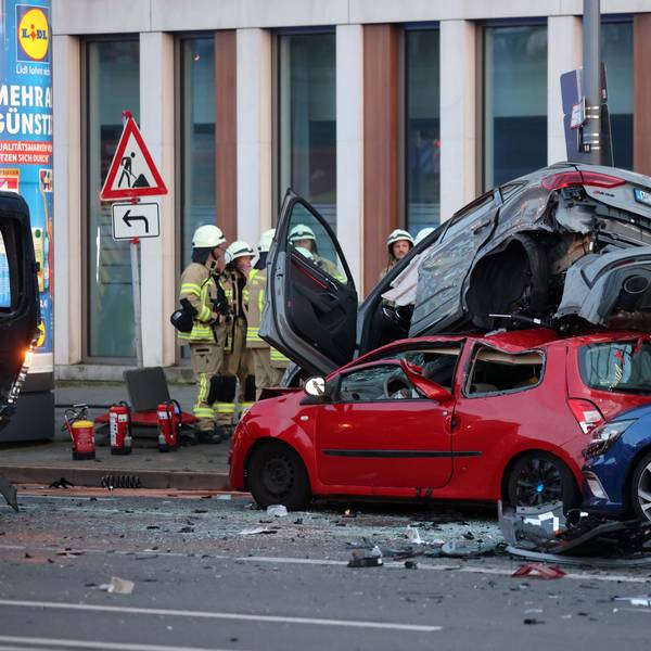 Zehn Fahrzeuge wurden Mitte August bei einem schweren Unfall nahe des Deutzer Bahnhofs beschädigt. Der Verursacher sitzt in Untersuchungshaft, Ursache war laut Polizei stark überhöhte Geschwindigkeit.