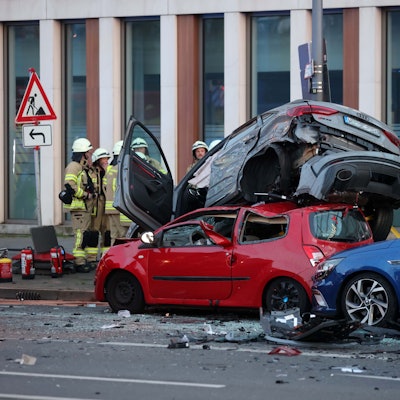 Zehn Fahrzeuge wurden Mitte August bei einem schweren Unfall nahe des Deutzer Bahnhofs beschädigt. Der Verursacher sitzt in Untersuchungshaft, Ursache war laut Polizei stark überhöhte Geschwindigkeit.