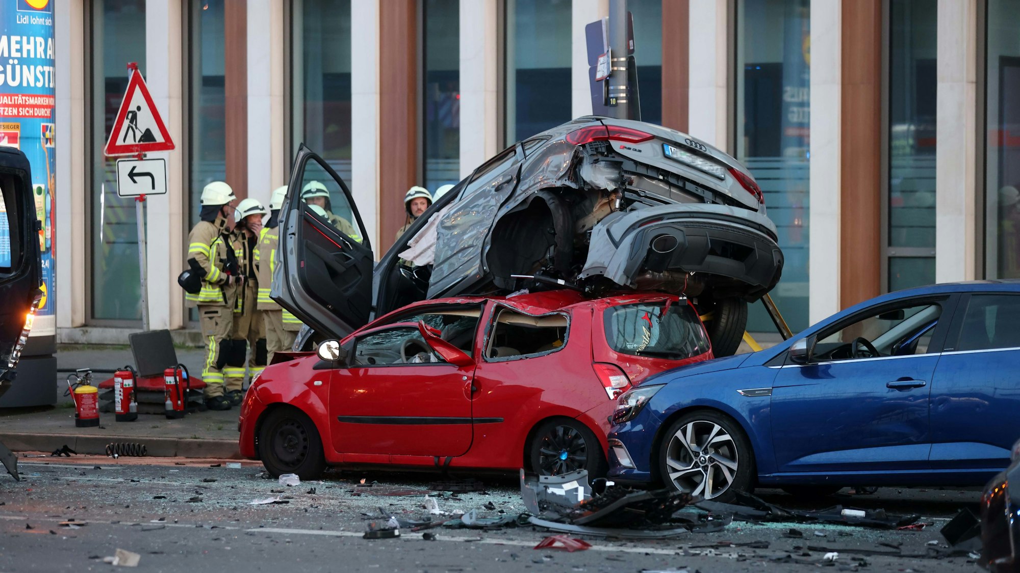 Zehn Autos wurden bei der Kollision in Deutz beschädigt.