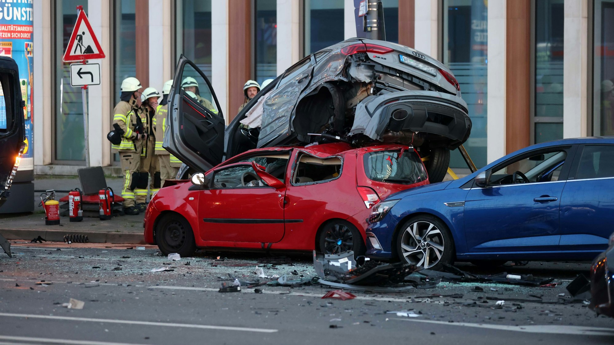 Zehn Fahrzeuge wurden Mitte August bei einem schweren Unfall nahe des Deutzer Bahnhofs beschädigt. Der Verursacher sitzt in Untersuchungshaft, Ursache war laut Polizei stark überhöhte Geschwindigkeit.