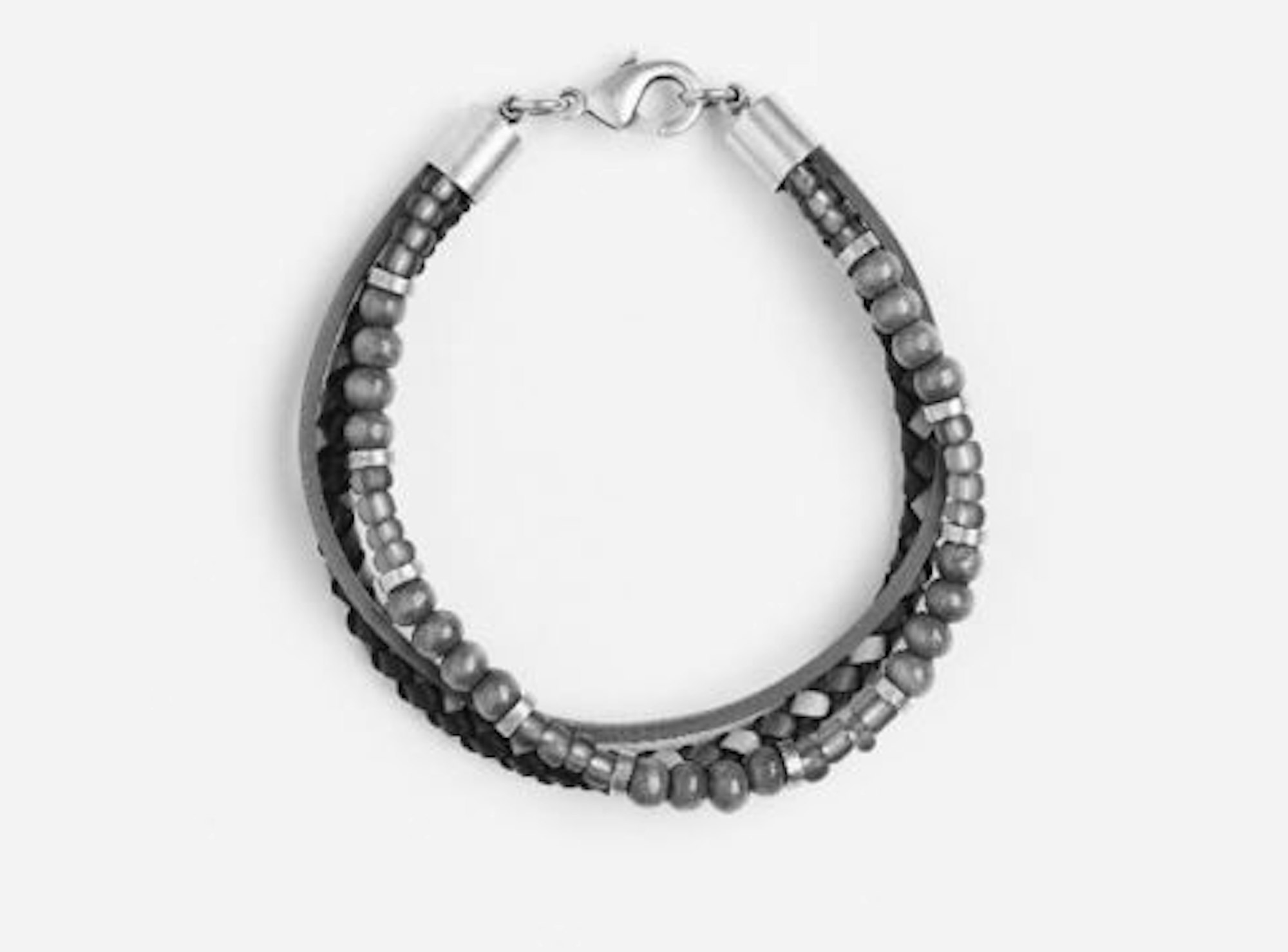 Dieses Perlen-Armband für Herren der Modekette H&M kam im Dezember 2022 auf den Markt, es hat zu hohe Bleiwerte, weswegen es zurückgerufen wurde.