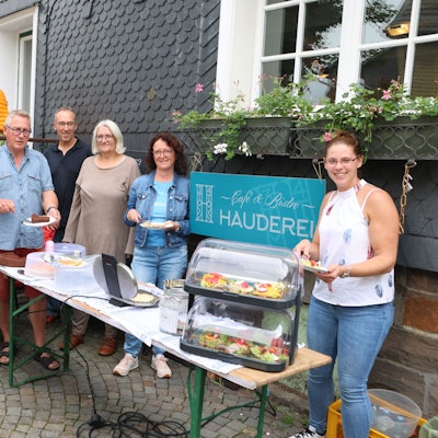 Das Team der „Hauderei“ um Vorstandschef Bernd-Uwe Mach (links) steht in Waldbröl vor dem Haus, in dem das neue Genossenschafts-Café eingezogen ist. An Markttagen servieren die Mitglieder dort bereits Waffeln, Schnittchen und Kuchen. Mach zur Seite stehen (v.l.) Martin Klein, Anne Pampus, Sabine Schlechtriem und Jasmin Neubert.