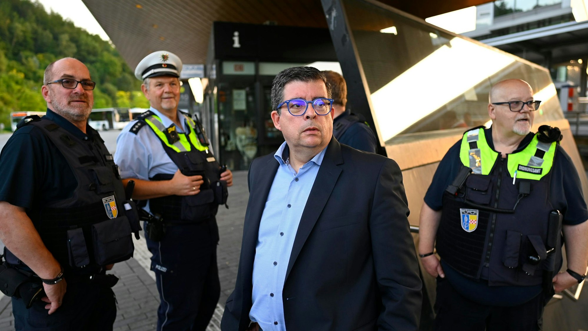 Bürgermeister Frank Helmenstein steht mit Mitarbeitern des Ordnungsamtes am Bahnhof in Engelskirchen.