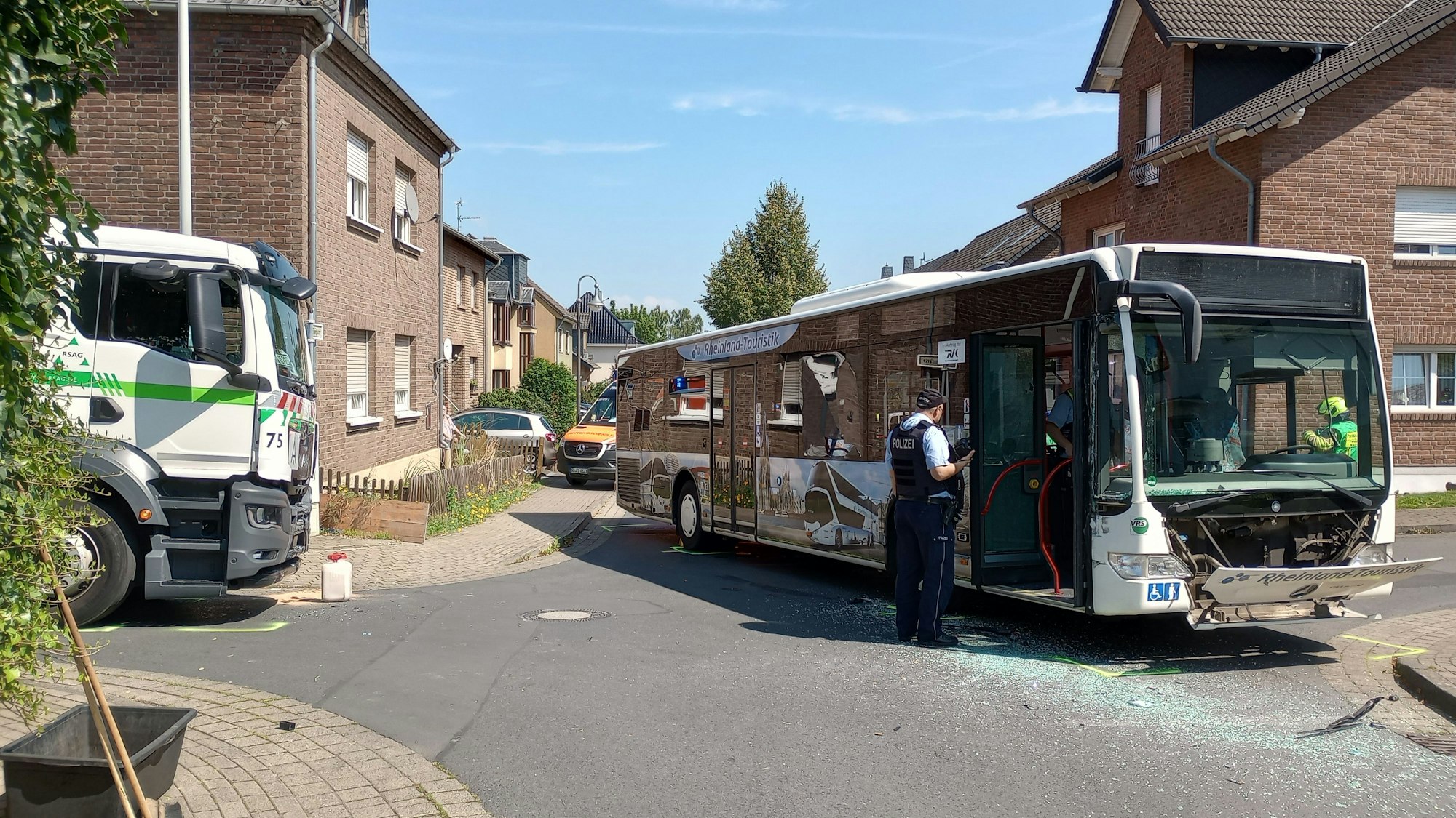 Im Bus saßen während des Zusammenstoßes in Bornheim rund 40 Menschen.