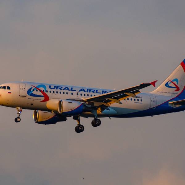 Ein Airbus A319 der russischen Fluggesellschaft Ural Airlines fliegt am Himmel. Von vorne scheint die Sonne auf das Flugzeug. (Symbolbild)