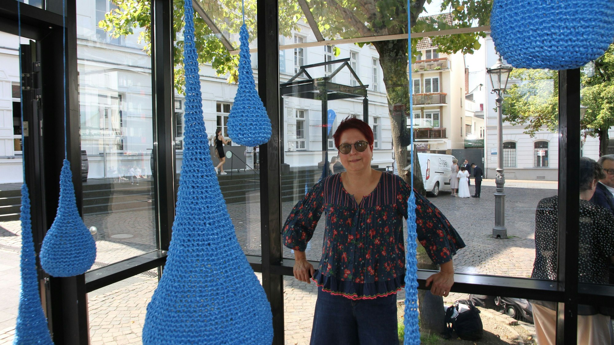 Künstlerin Katharina Krenkel zeigt tropfenförmige, blaue Kunstwerke in dem ehemaligen Kiosk am Siegburger Markt