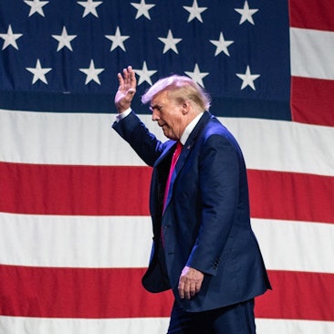 Der ehemalige US-Präsident Donald Trump bei einer Wahlkampfveranstaltung. Der Republikaner ist in mehreren Verfahren angeklagt. Es kommt zu Bedrohungen von Geschworenen und Richtern. (Archivbild)