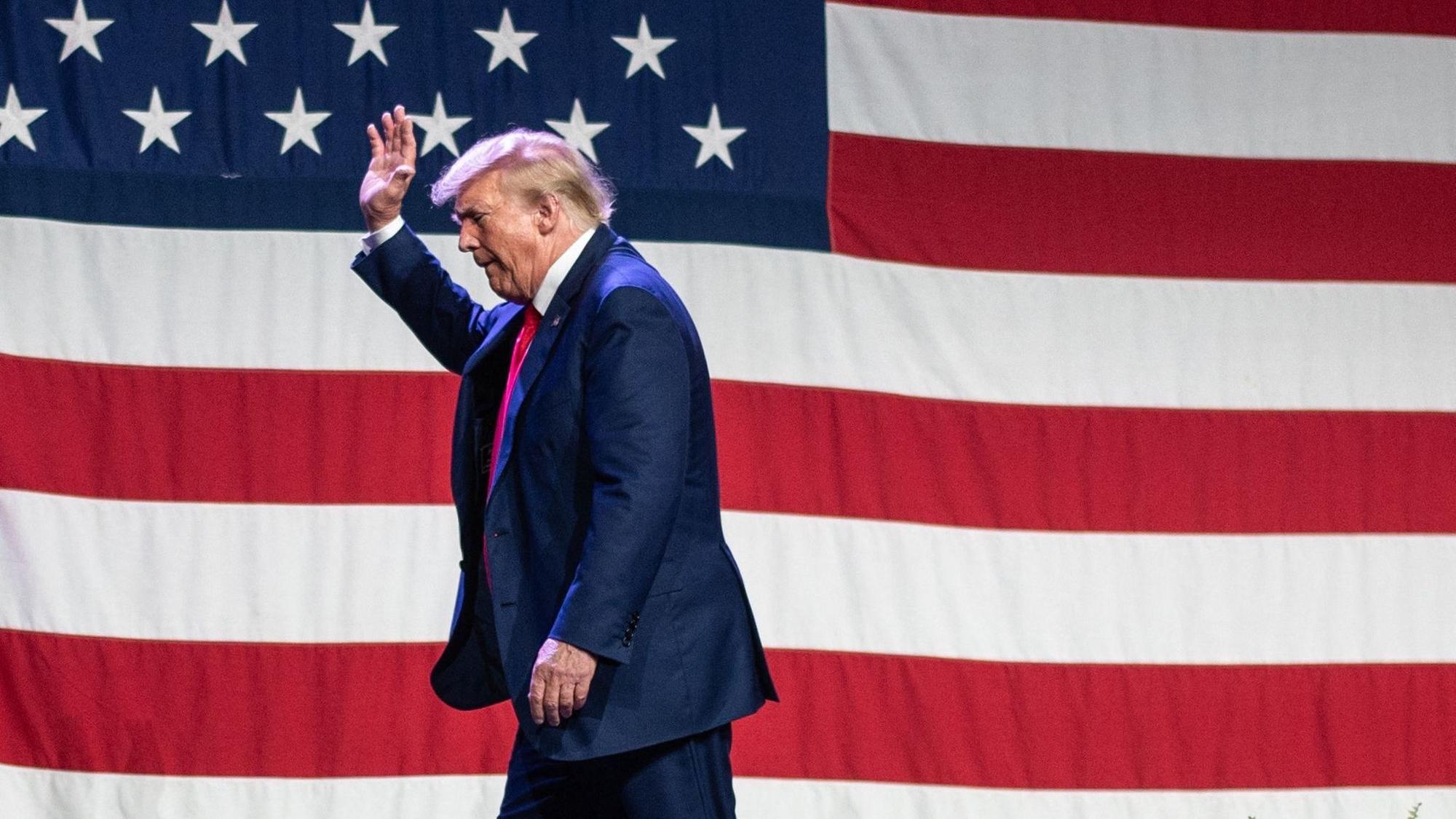 Der ehemalige US-Präsident Donald Trump bei einer Wahlkampfveranstaltung. Der Republikaner ist in mehreren Verfahren angeklagt. Es kommt zu Bedrohungen von Geschworenen und Richtern. (Archivbild)
