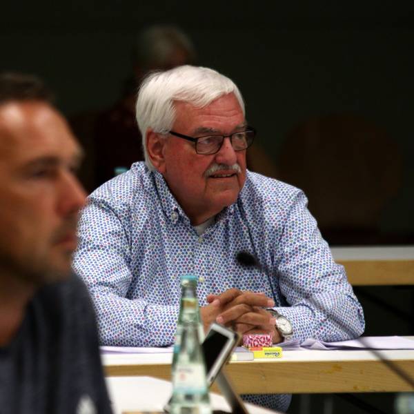 Hans Peter Nußbaum sitzt während einer Ratssitzung hinter einem Mikrofon.