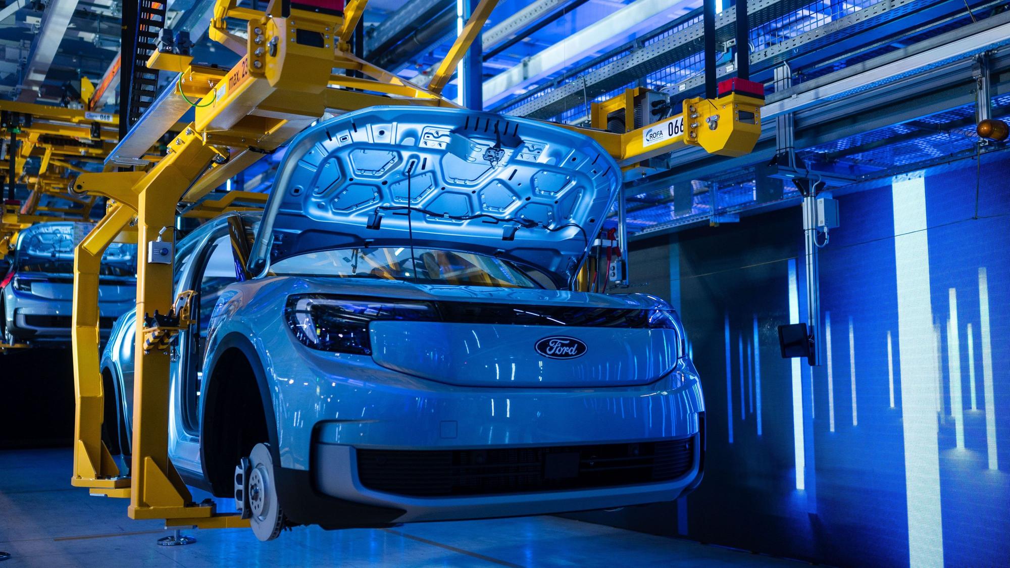 Einige wenige Explorer hat Ford bereits im Juni produziert. Die eigentliche Produktion beginnt jetzt erst 2024.