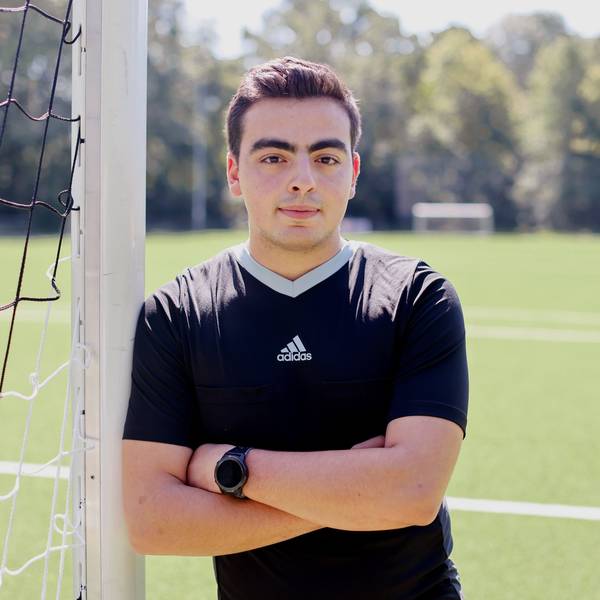 11.08.2023, Köln: Kölner Amateurfußball: Vedat Mutlu ist ein Schiedsrichter-Phänomen. Im letzten Jahr leitete der junge Mann über 250 Fußballspiele. Porträt auf einem Sportplatz in Köln Höhenberg. Foto: Thilo Schmülgen