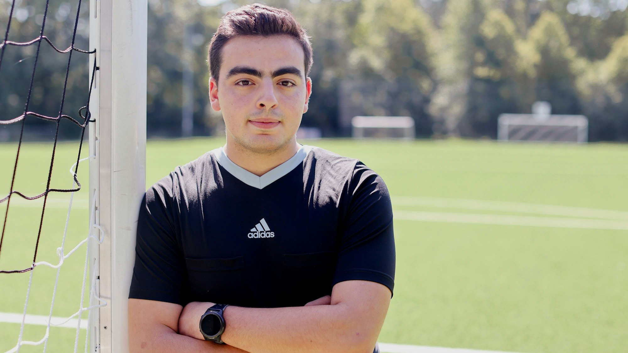 11.08.2023, Köln: Kölner Amateurfußball: Vedat Mutlu ist ein Schiedsrichter-Phänomen. Im letzten Jahr leitete der junge Mann über 250 Fußballspiele. Porträt auf einem Sportplatz in Köln Höhenberg. Foto: Thilo Schmülgen