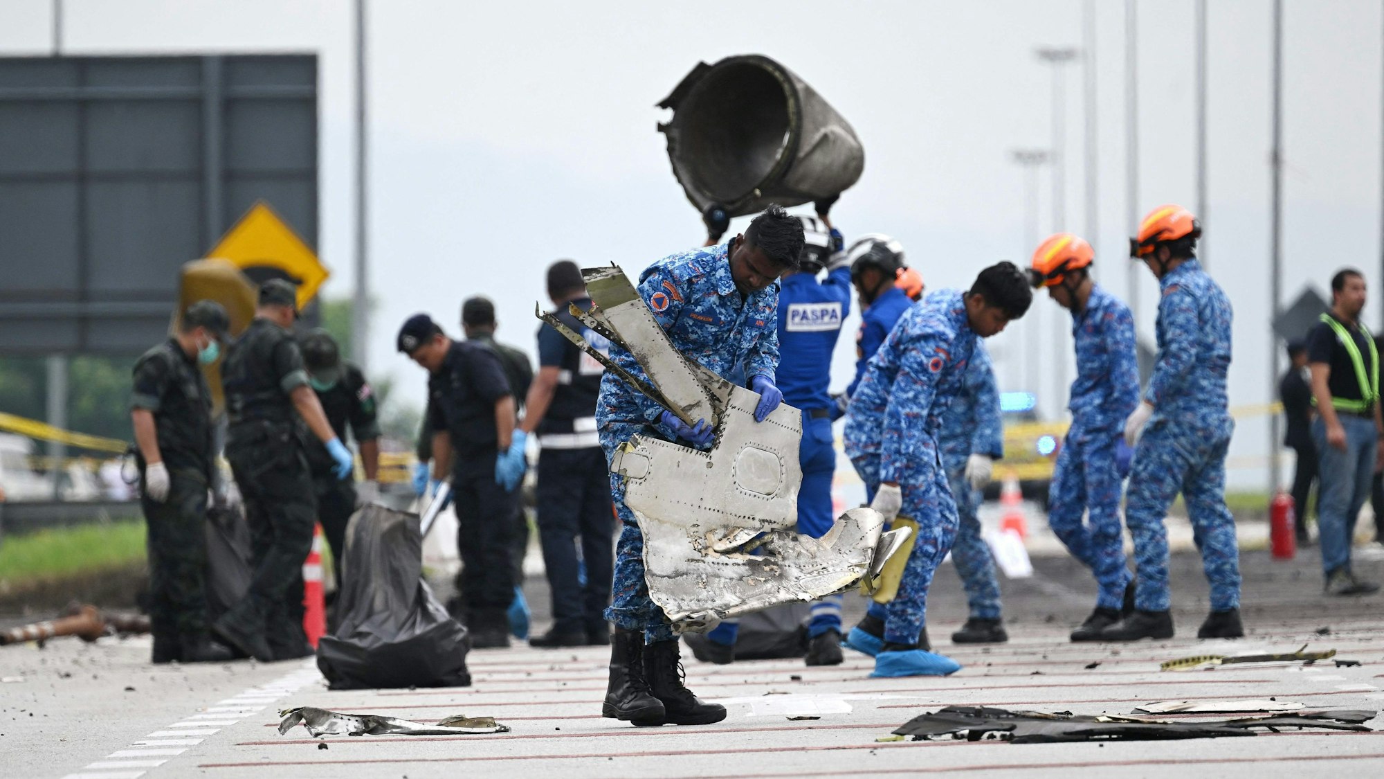 Die Autobahn wird nach dem Absturz eines Privatjets von dern Trümmern befreit.