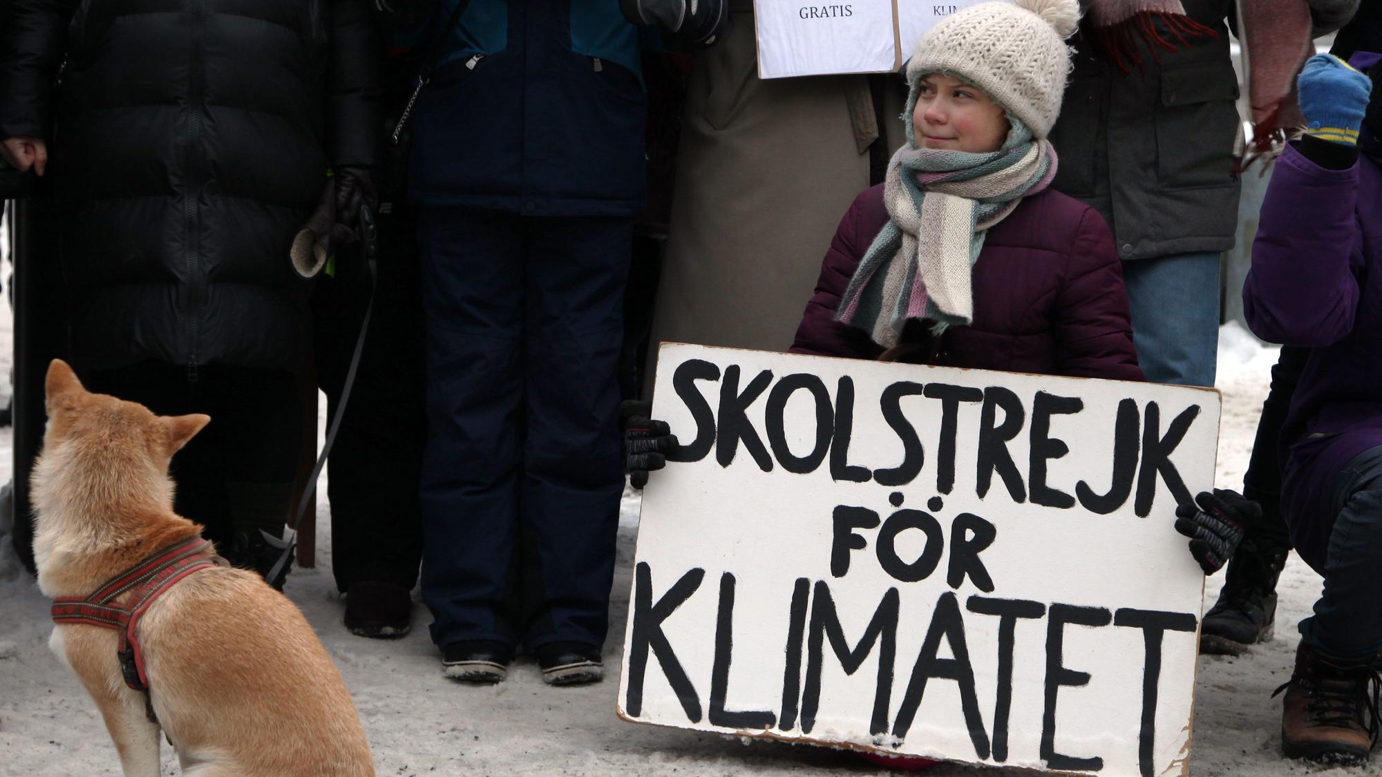 Kleine Aktion mit großer Wirkung: Greta Thunberg hält vor dem schwedischen Reichstag ihr berühmtes Schild in die Höhe.