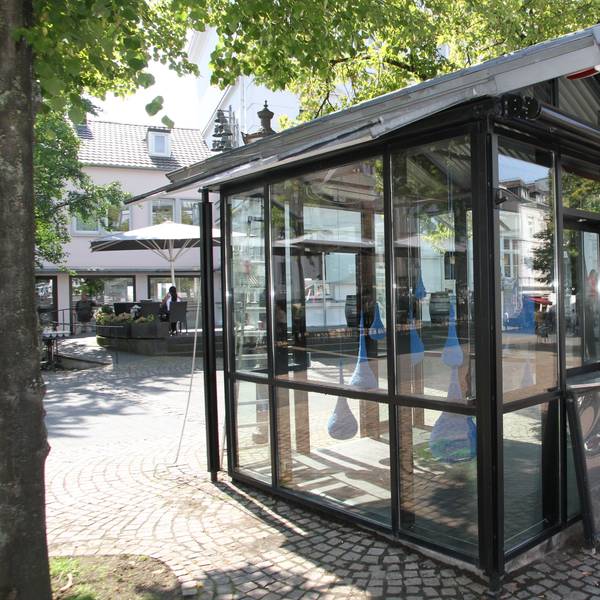 Der gläserne Kiosk am Siegburger am Markt vor dem Stadtmuseum