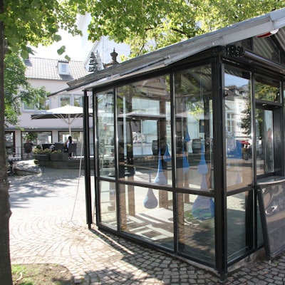 Der gläserne Kiosk am Siegburger am Markt vor dem Stadtmuseum