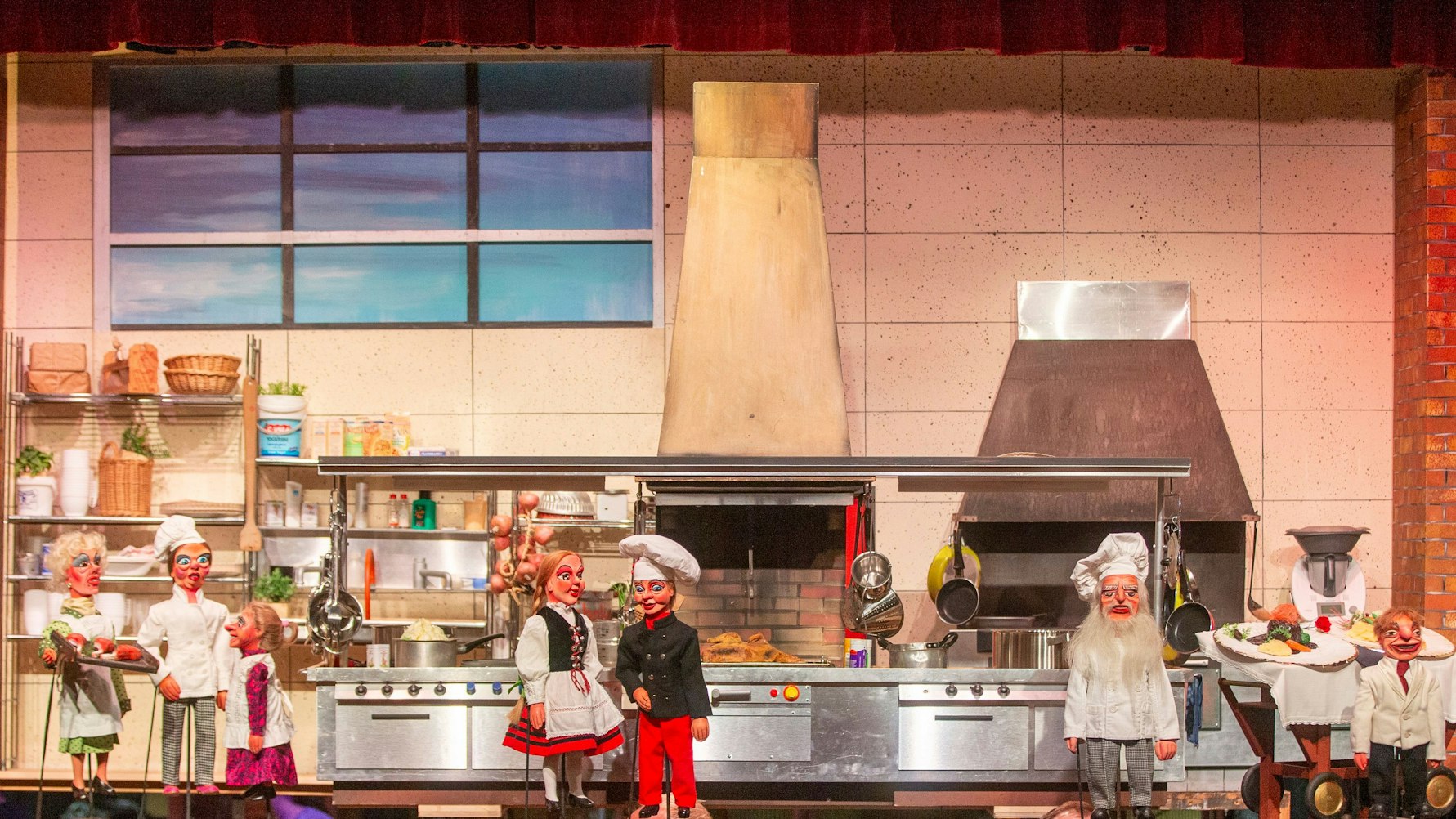 Die Bühne des Puppentheaters ist eine Großküche.