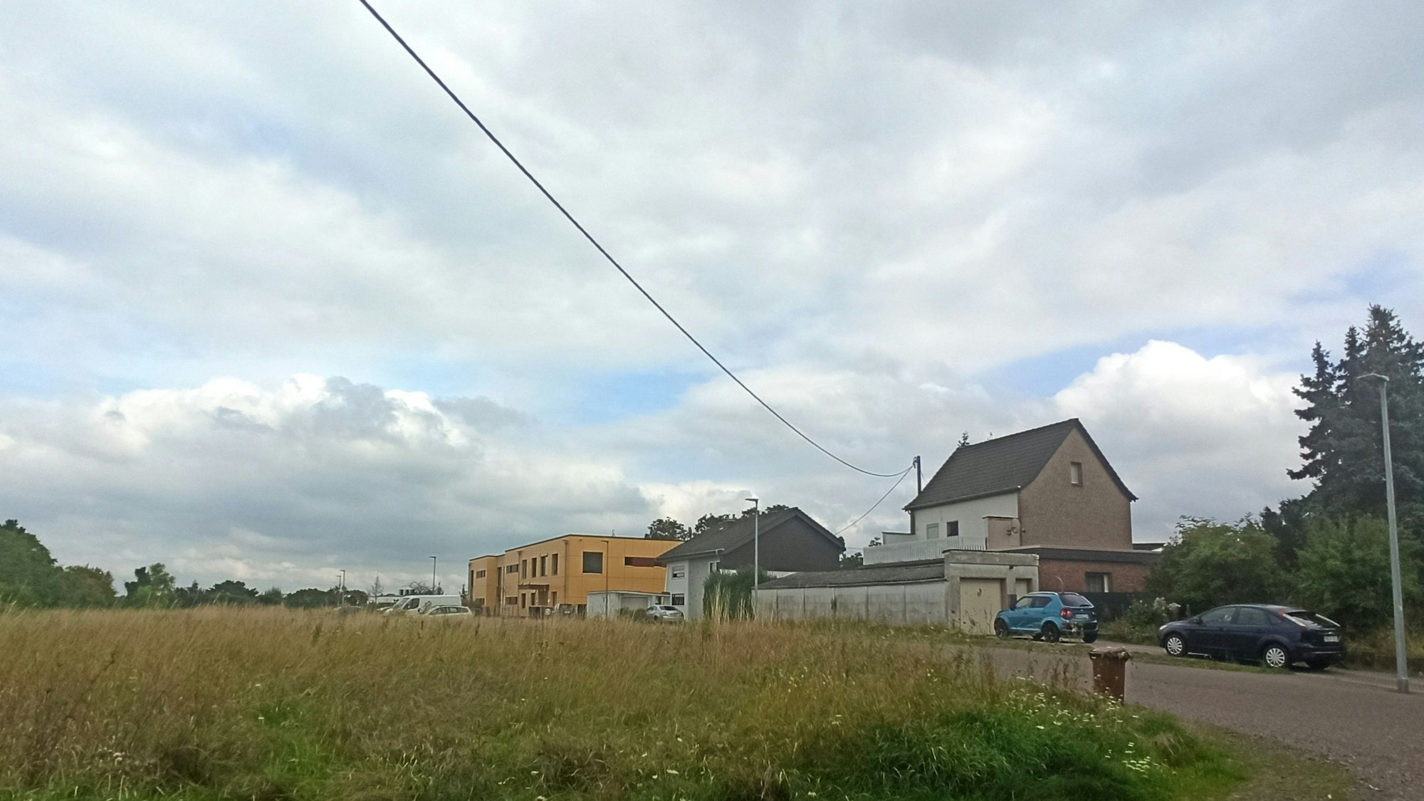 Am Hexenweg gegenüber der Kita "Märchenwald" der Lebenshilfe soll die neue Sammelunterkunft für Geflüchtete entstehen.