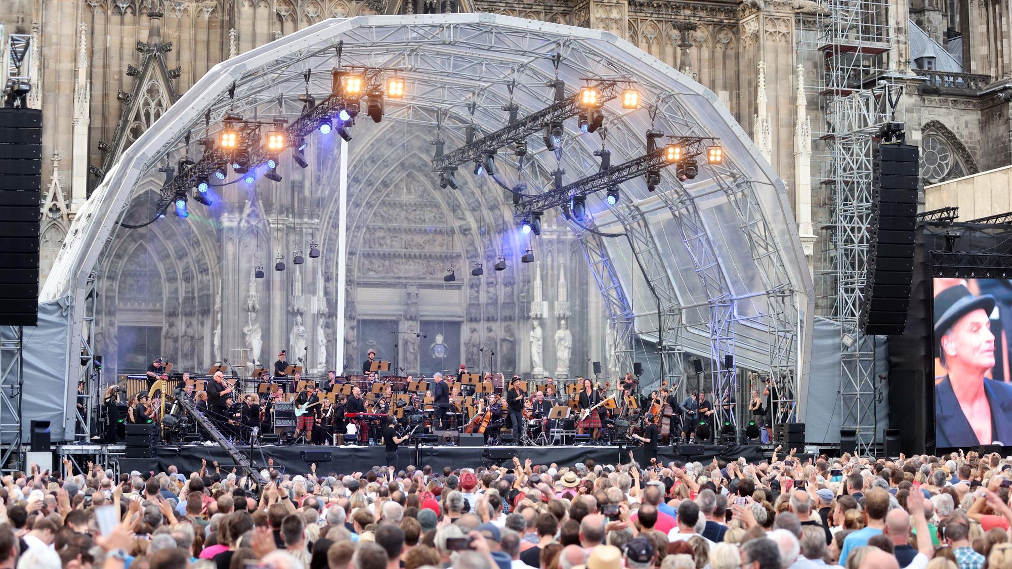 Großes Aufgebot am Kölner Dom: Vor 5000 Fans spielte Brings auf dem Roncalliplatz zusammen mit dem Bonner Beethoven-Orchester.