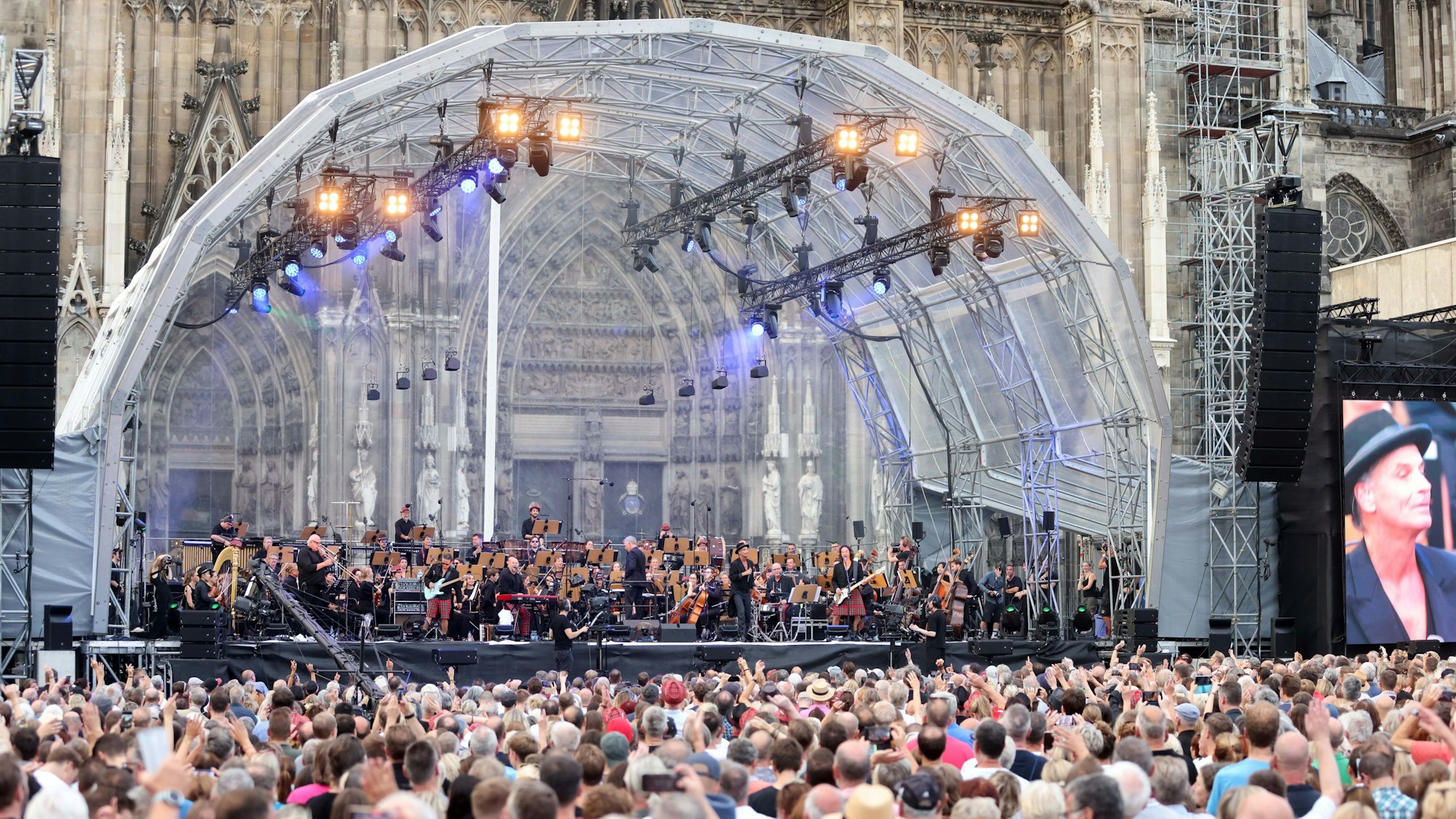 Großes Aufgebot am Kölner Dom: Vor 5000 Fans spielte Brings auf dem Roncalliplatz zusammen mit dem Bonner Beethoven-Orchester.