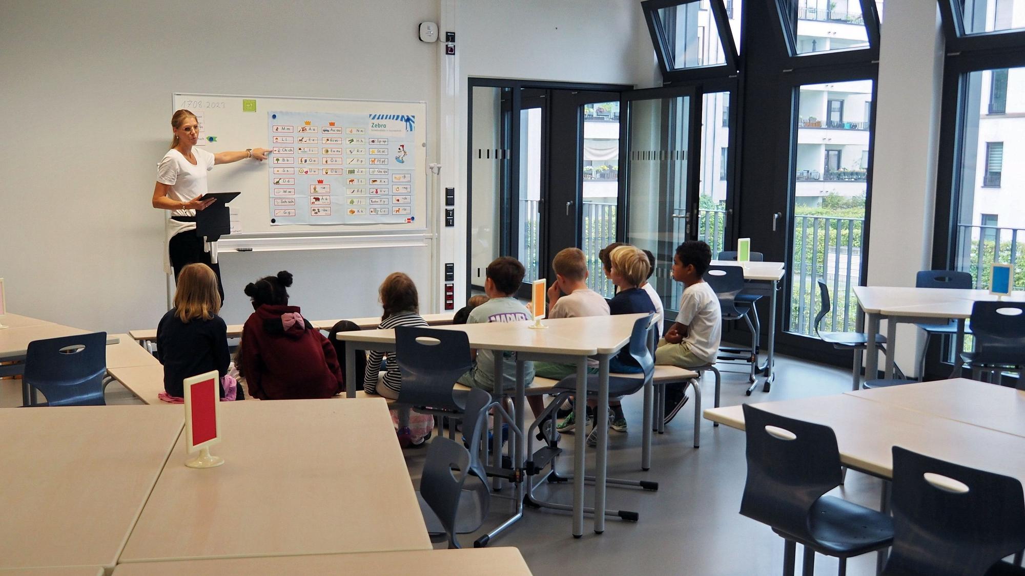 Ein heller offener Klassenraum in der Grundschule.